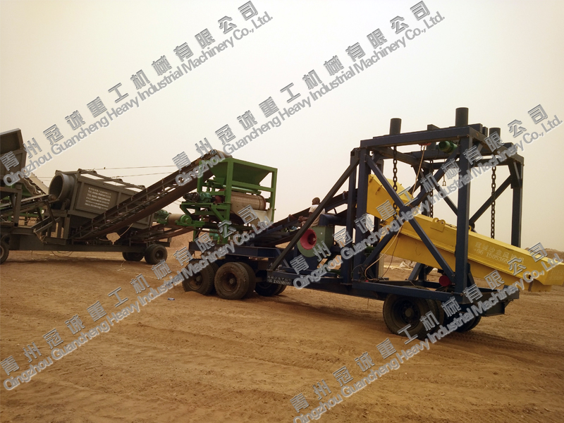 外蒙工作的移動重選金機械工作現(xiàn)場